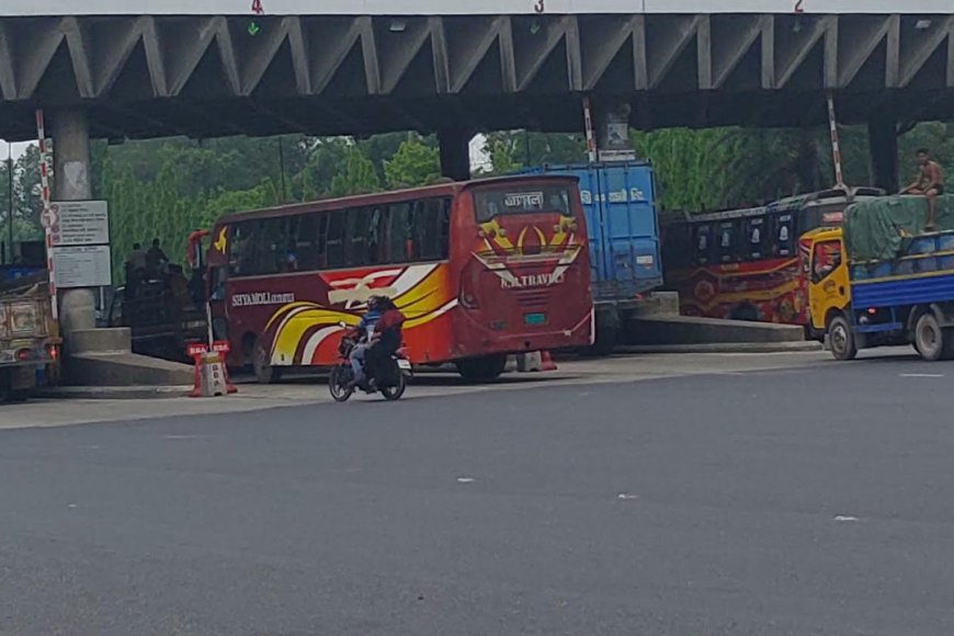 প্রিয়জনদের সঙ্গে ঈদের আনন্দ ভাগাভাগি করে নিতে নাড়ির টানে বাড়ি ফিরছেন ঘরমুখো মানুষ