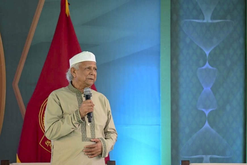 তেজগাঁওয়ে প্রধান উপদেষ্টা কার্যালয়ের লনে ঈদ শুভেচ্ছা বিনিময়ের আয়োজন করেন মুহাম্মদ ইউনূস। শুভেচ্ছা বিনিময়ে তার সঙ্গে ছিলেন উপদেষ্টা পরিষদের সদস্যরা।
