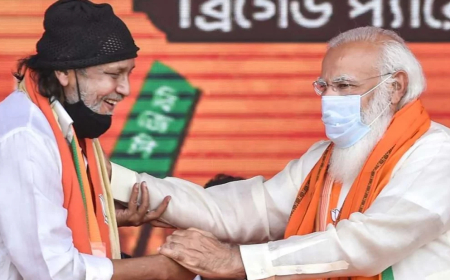 মোদির পা ছুঁতে গেলেন মিঠুন, তারপর কী ঘটল